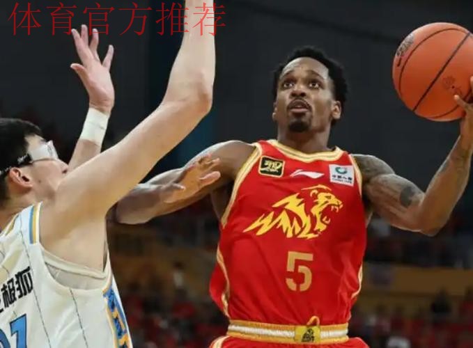 布朗抢断强起飞身上空篮不中,广厦仍落后14分 布朗抢断强起飞身上空篮不中,广厦仍落后14分